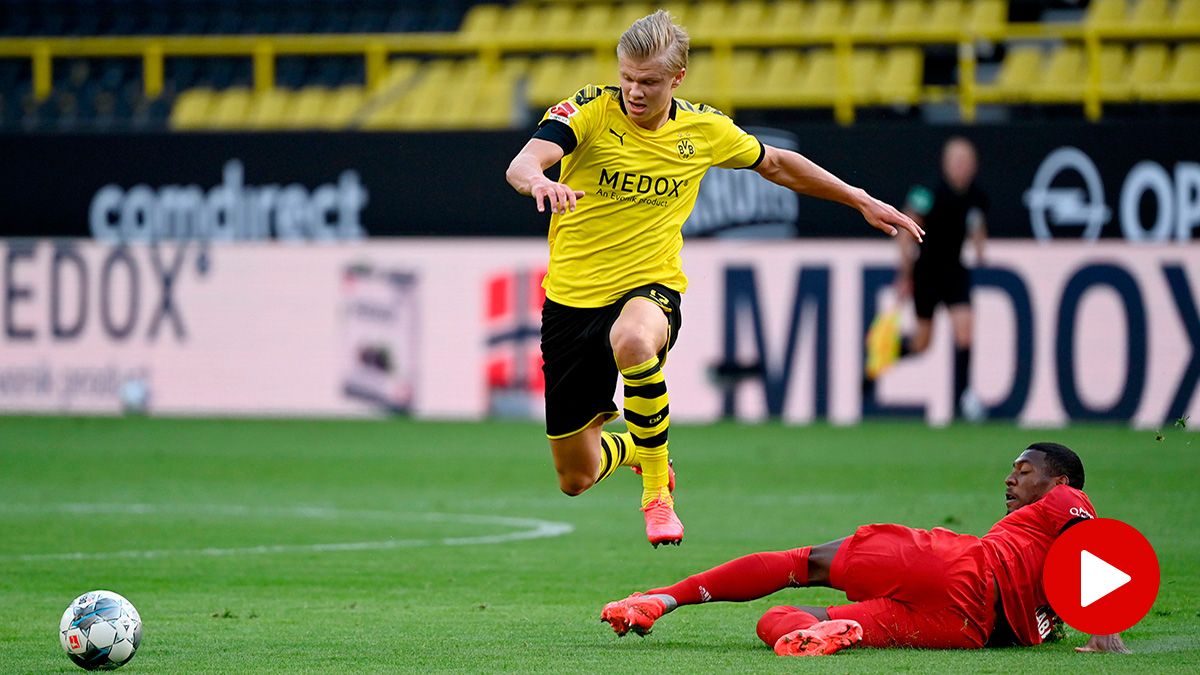 Erling Haaland intenta marcharse de un defensa del Bayern
