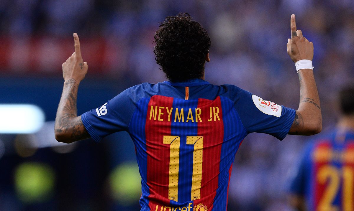 Neymar, celebrating his goal in front of the Alavés