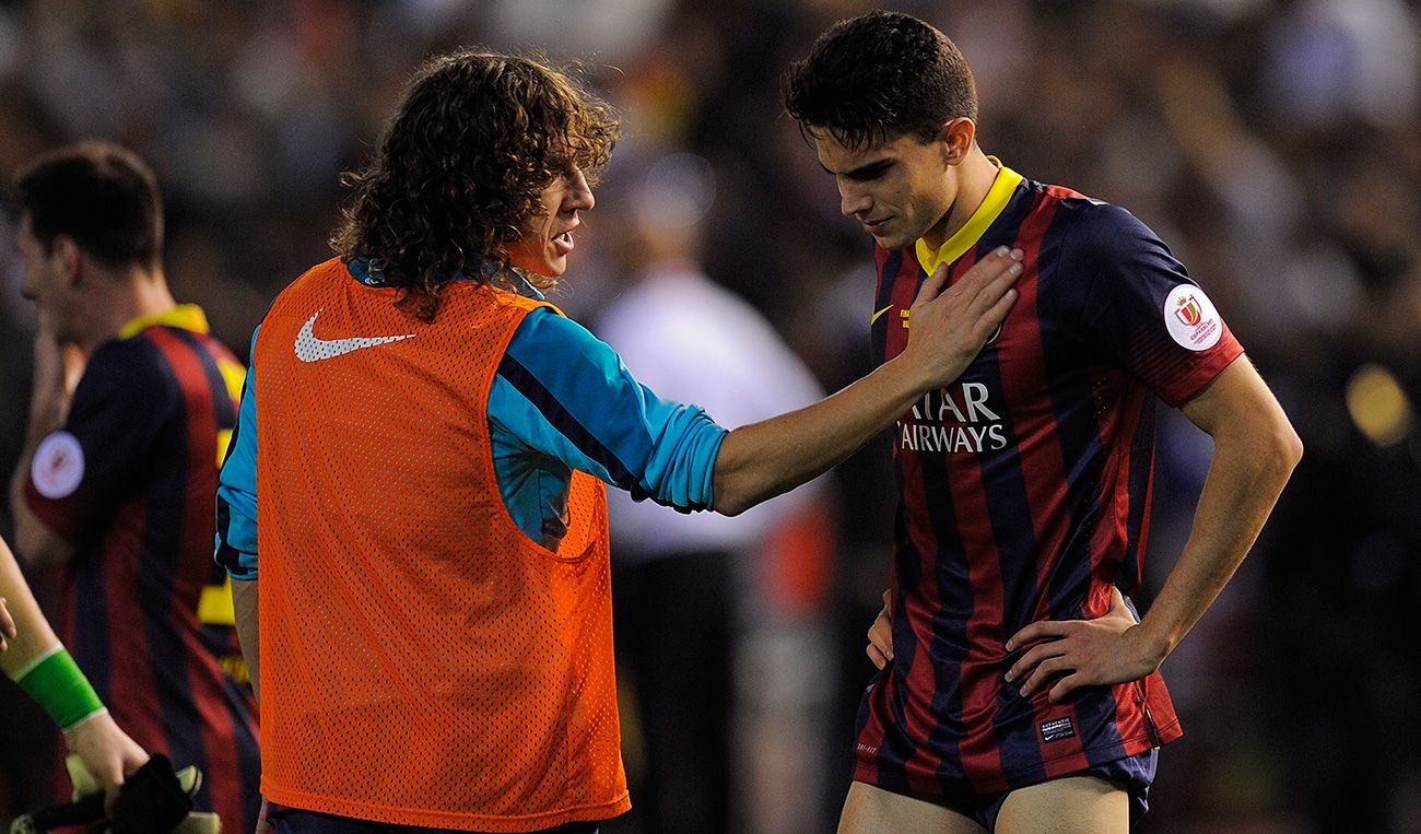 Carles Puyol comforts to Marc Bartra after a defeat