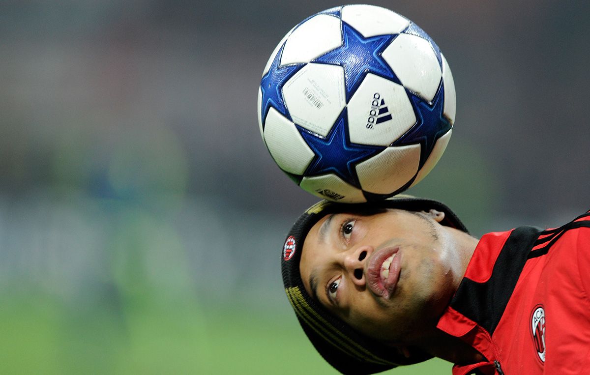 Ronaldinho, haciendo malabares con el balón en el AC Milan