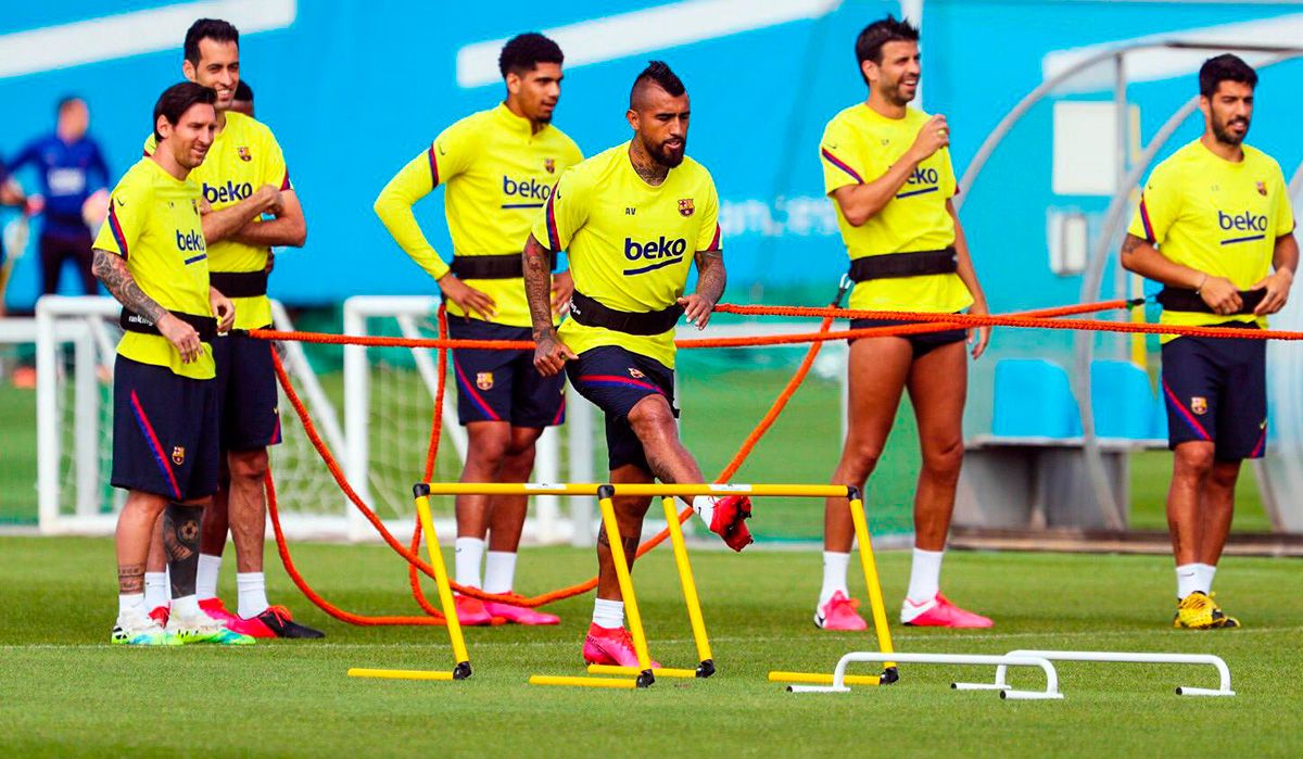 Arturo Vidal beside other players in a training of the Barça