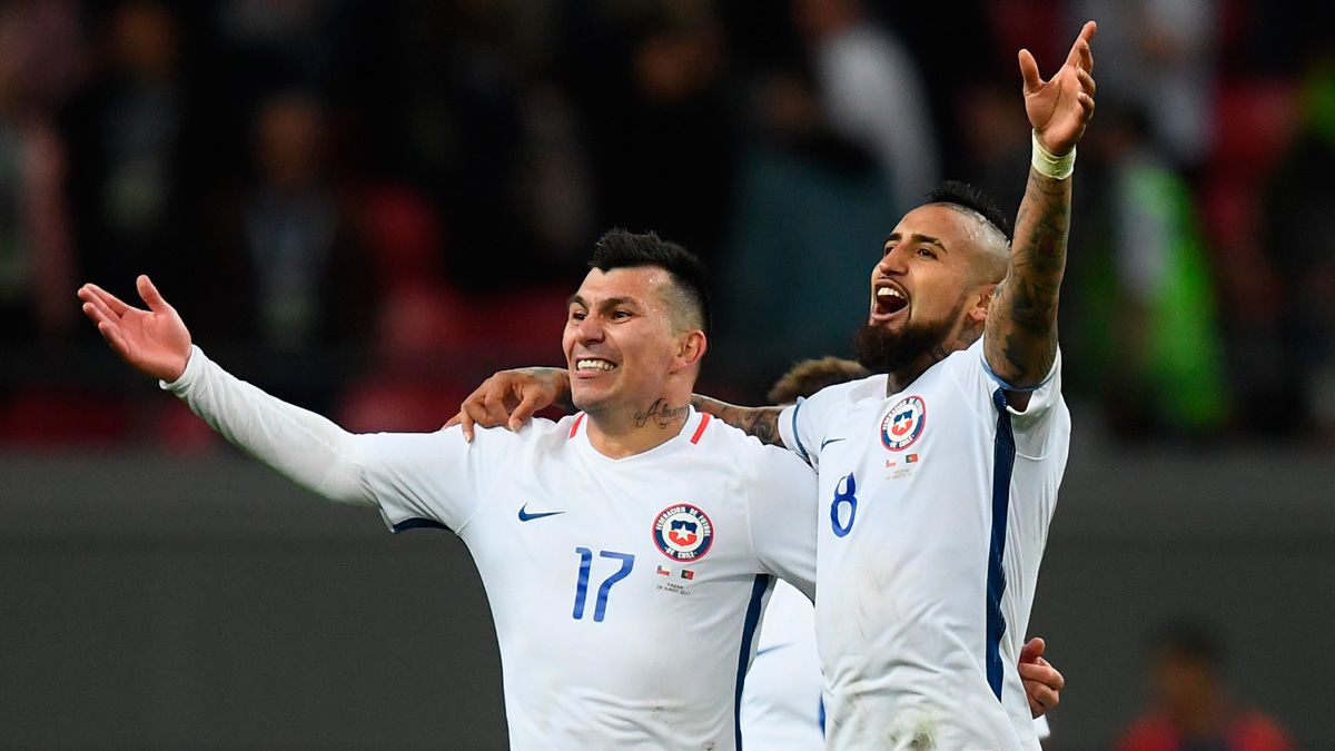 Arturo Vidal and Gary Medel in a match of the Chile national team