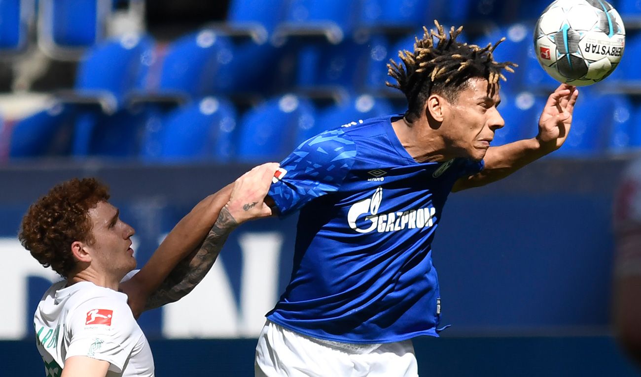 Todibo Clears a balloon of head in a party