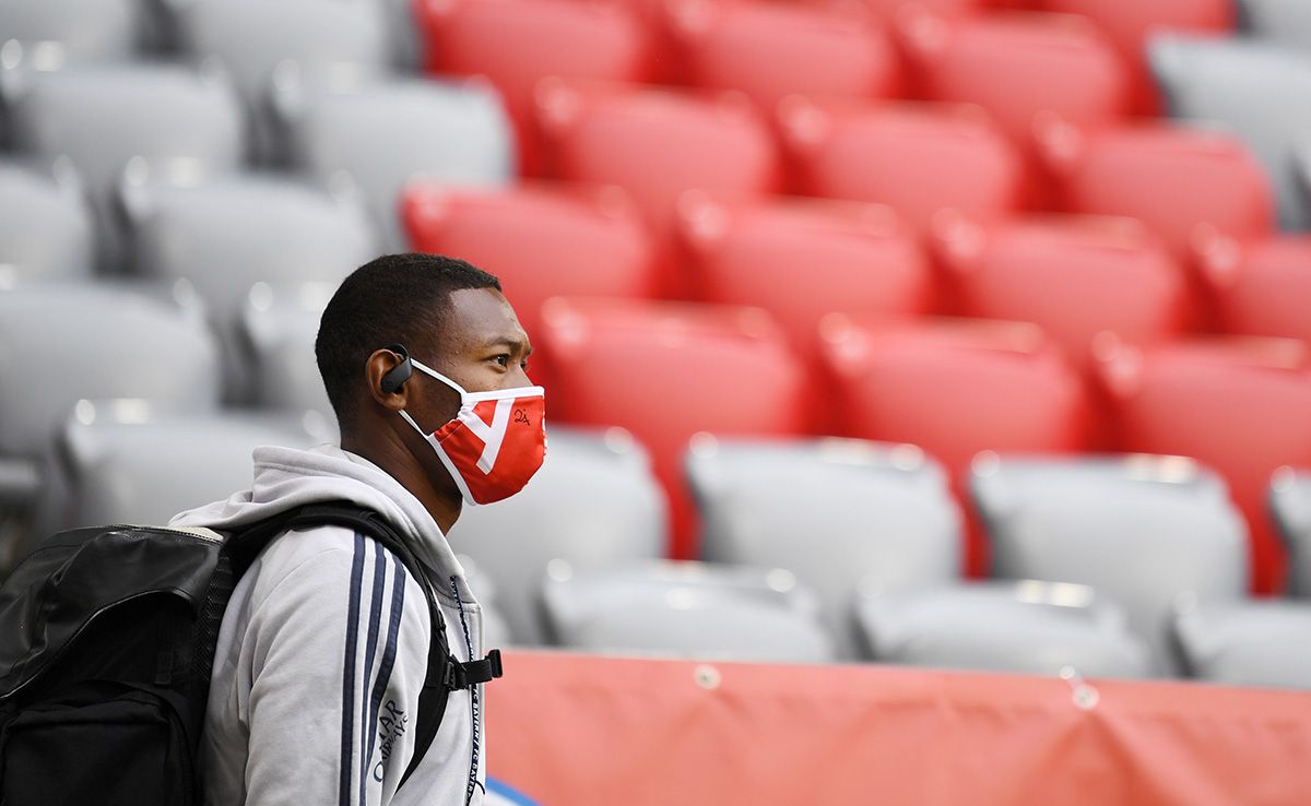 David Alaba, antes de un partido con la mascarilla puesta en el Allianz Arena