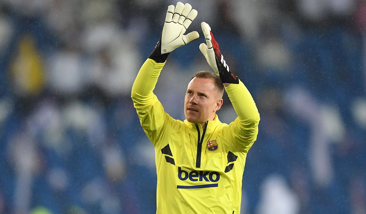 Ter Stegen saluda a la afición antes del Clásico