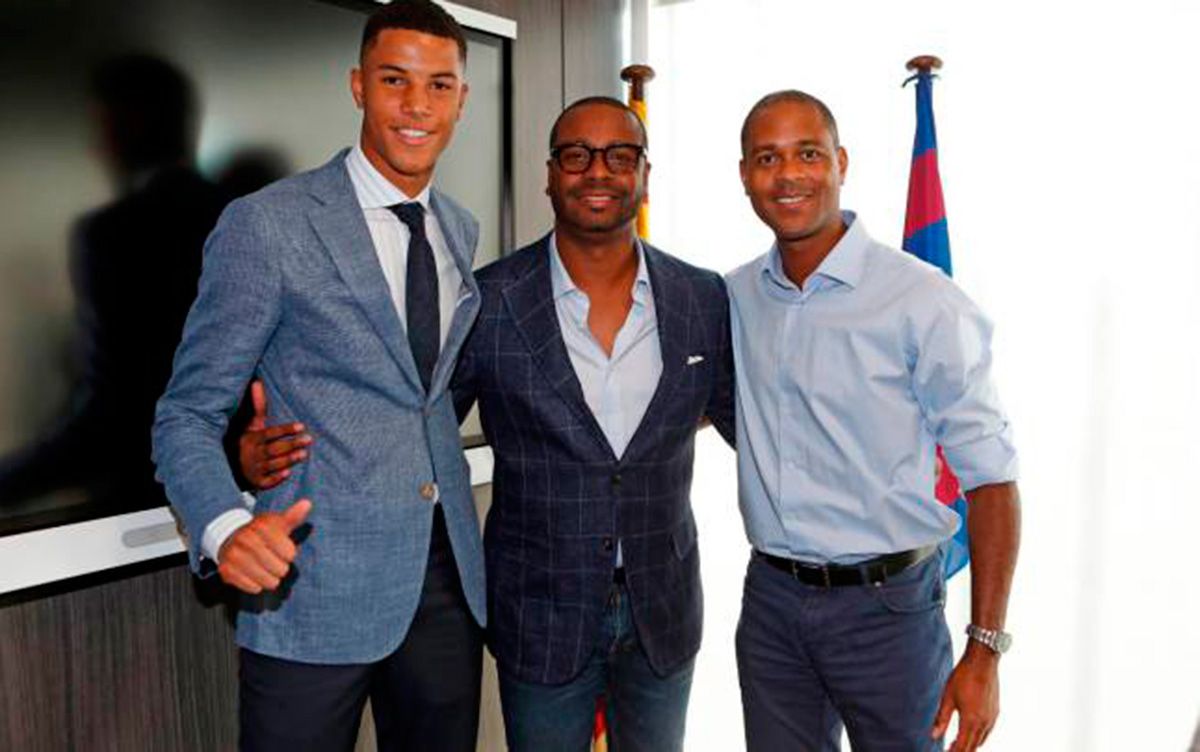 Xavier Mbuyamba, with his agent and Patrick Kluivert / FCB