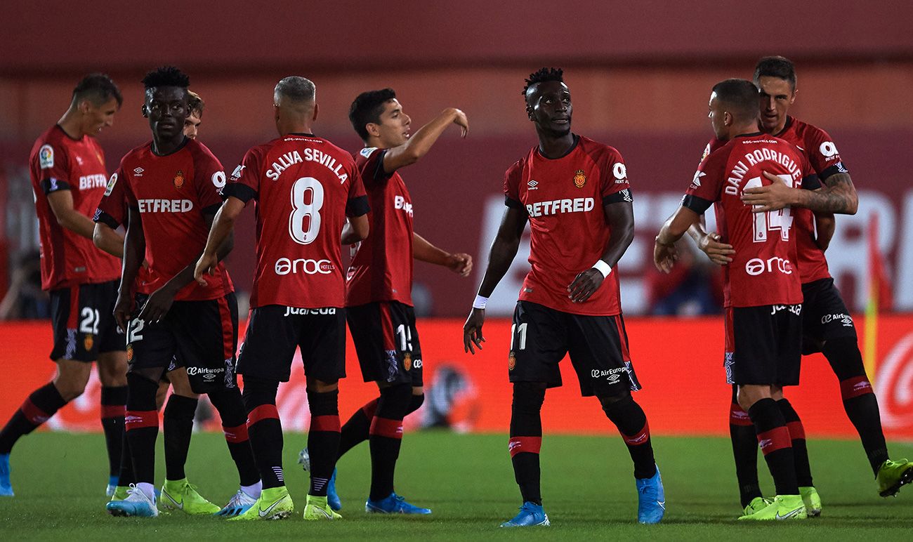 Lake Junior and the rest of players of the Mallorca celebrate a goal