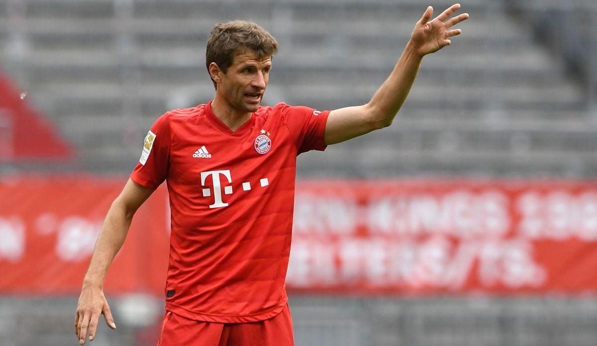 Thomas Müller dando una indicación en un partido con el Bayern