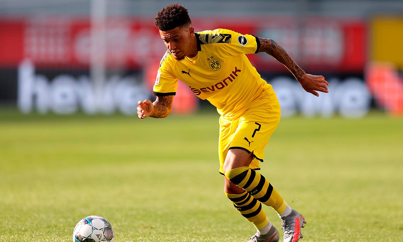 Jadon Sancho conduce la pelota en un partido con el Dortmund