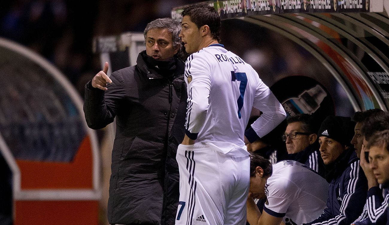 José Mourinho le da indicaciones a Cristiano Ronaldo en su etapa en el Madrid