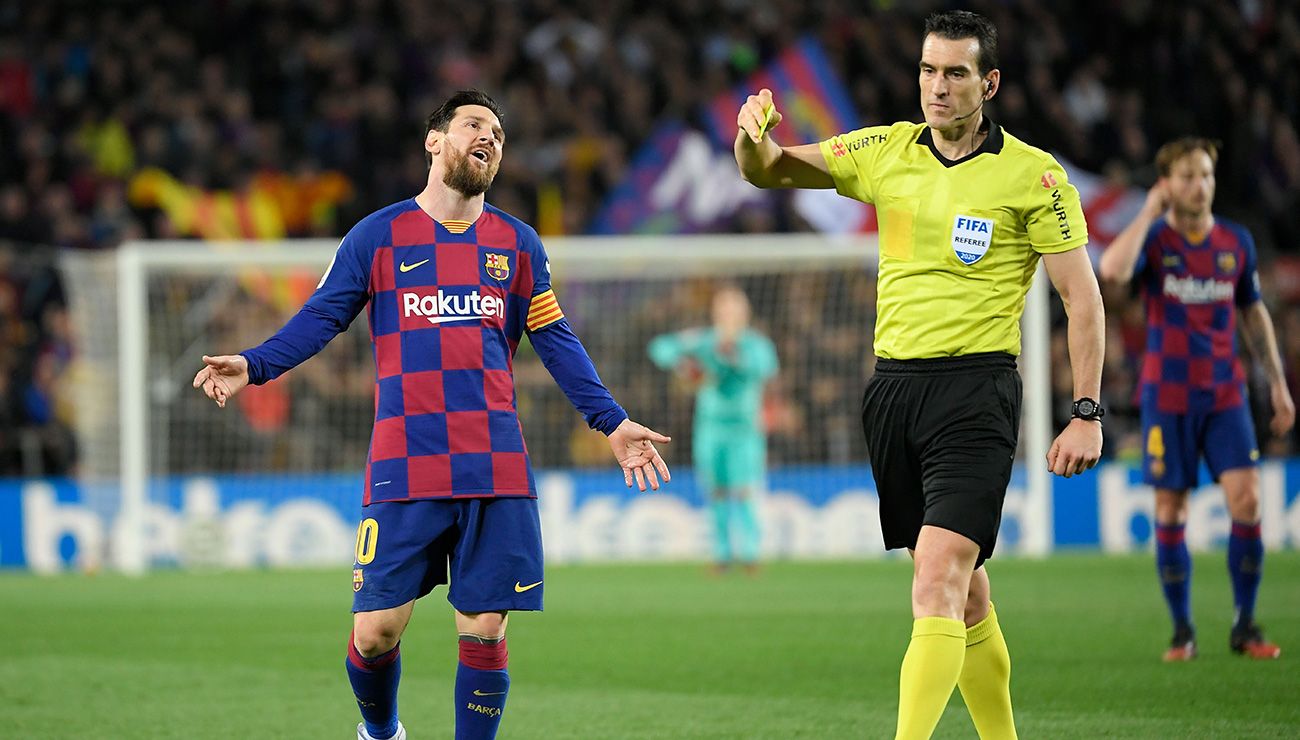 Leo Messi se queja después de recibir una amarilla
