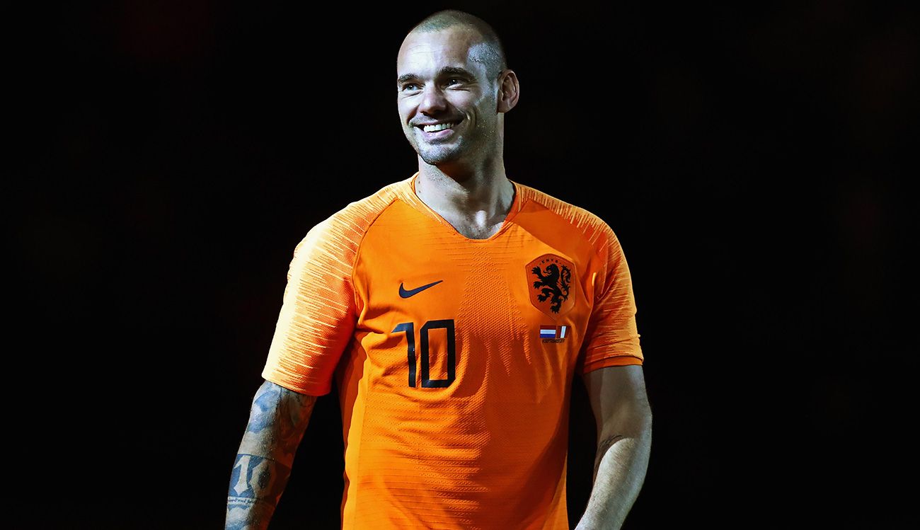Wesley Sneijder in a party of veterans after his withdrawal