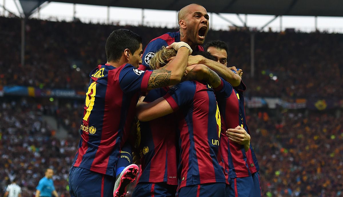 Dani Alves Celebrates beside his mates a goal in the final of the Champions in 2015