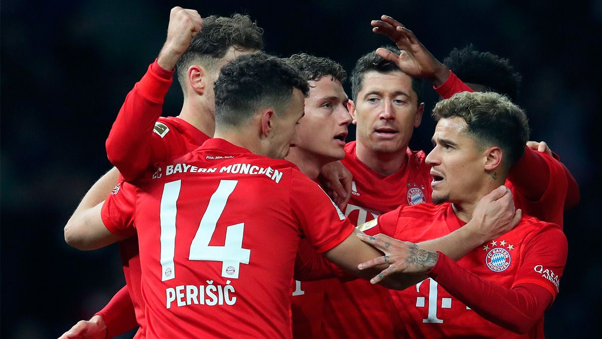Philippe Coutinho and the players of Bayern Munich celebrate a goal in the Bundesliga