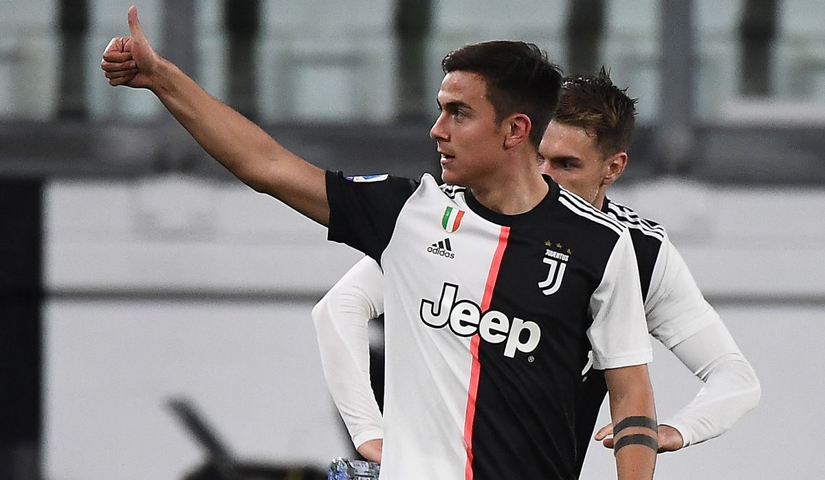 Paulo Dybala celebrates his goal with the terracing of the Juve