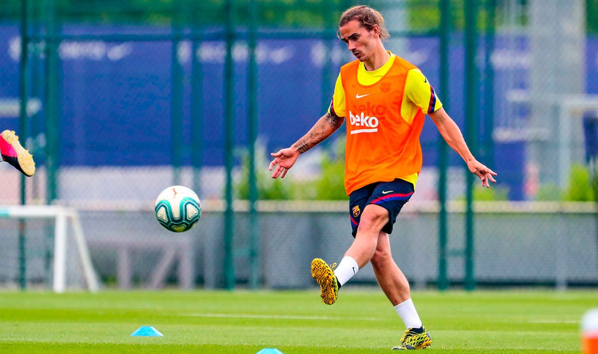 Antoine Griezmann happens the ball in a training