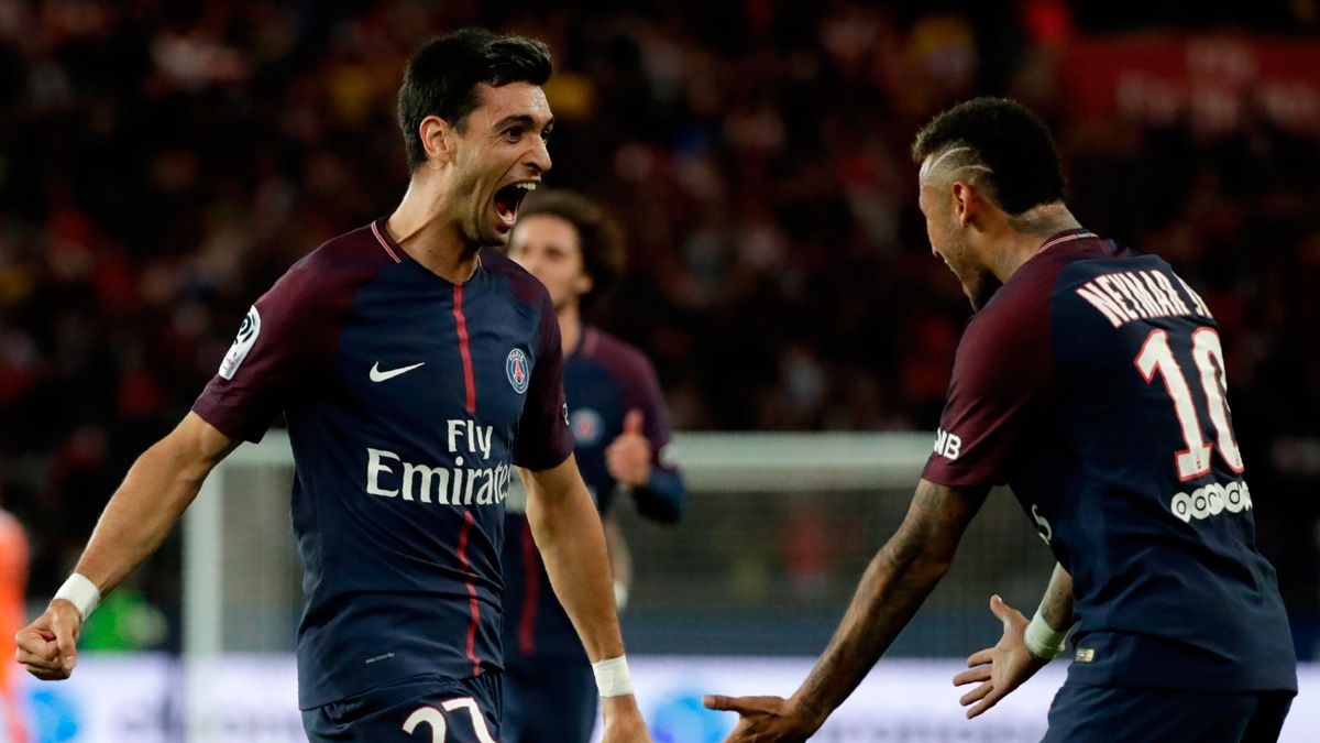 Javier Pastore and Neymar celebrate a goal of PSG in the Ligue 1