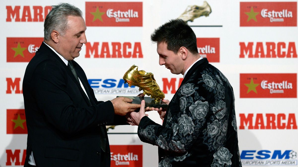 Hristo Stoichkov y Leo Messi en la entrega de la Bota de Oro