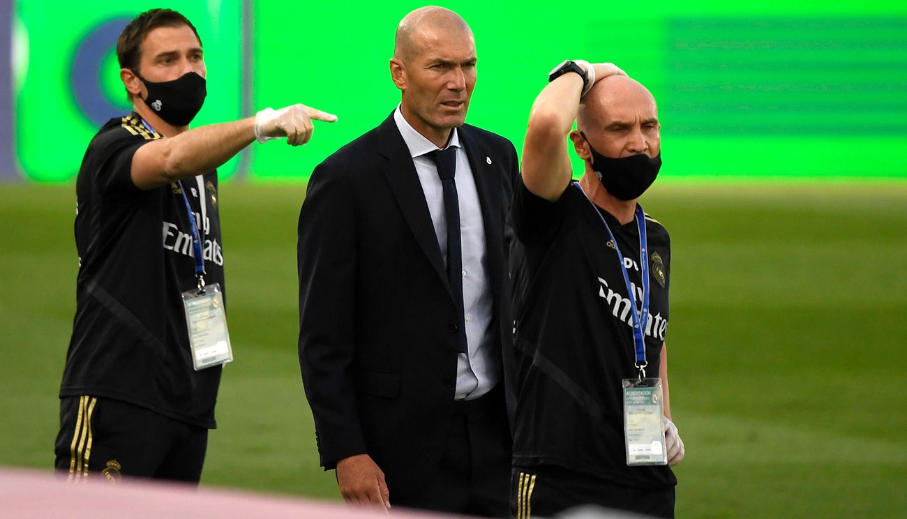 Zidane y su cuerpo técnico en medio del partido