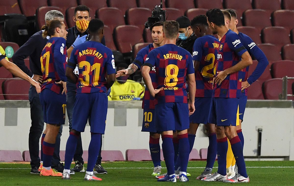 Leo Messi, manteniendo una charla con sus compañeros ante el Leganés