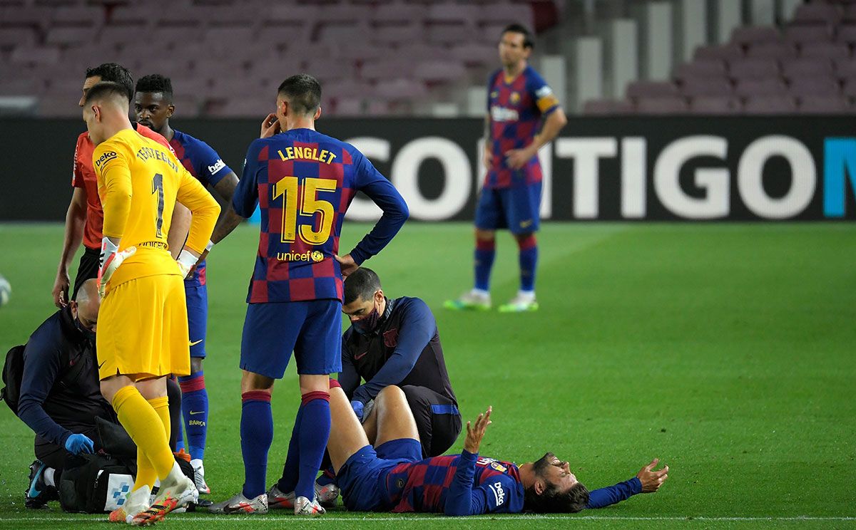 Gerard Piqué, después de recibir una dura entrada de Assalé