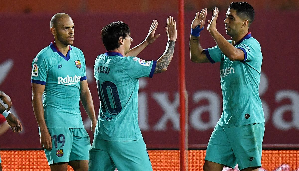 Leo Messi y Luis Suárez celebran un gol del Barça en LaLiga con Braithwaite de fondo