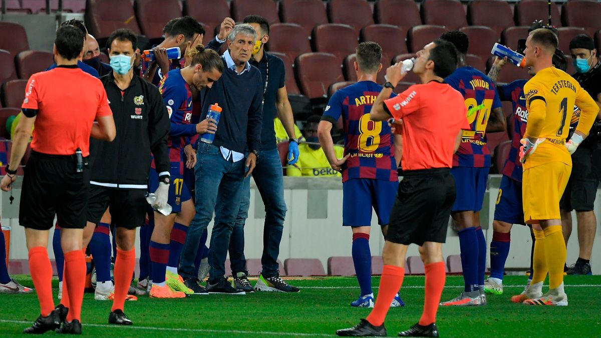 Quique Setién y sus jugadores en un partido del Barça en LaLiga