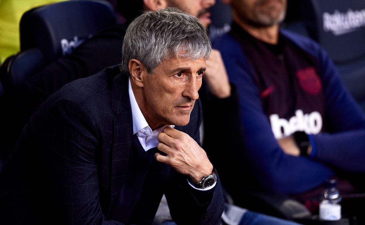 Quique Setién, seated in the bench of the FC Barcelona