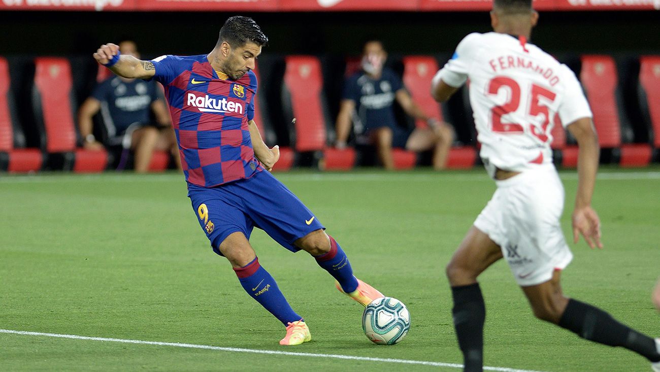 Luis Suárez dispara a puerta en el partido ante el Sevilla