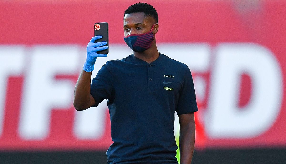 Ansu Fati Does  a photo before a party