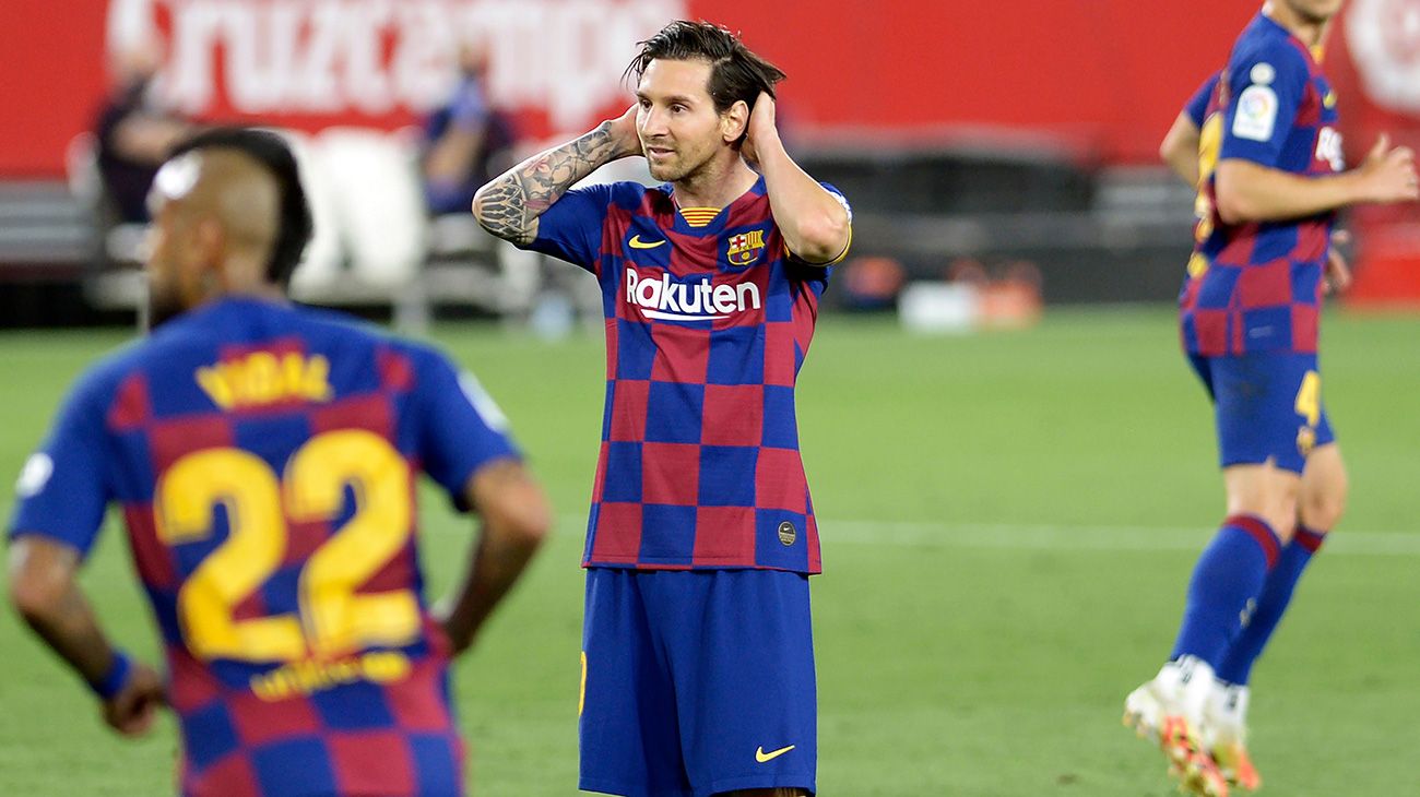 Leo Messi se lamenta de una ocasión fallada