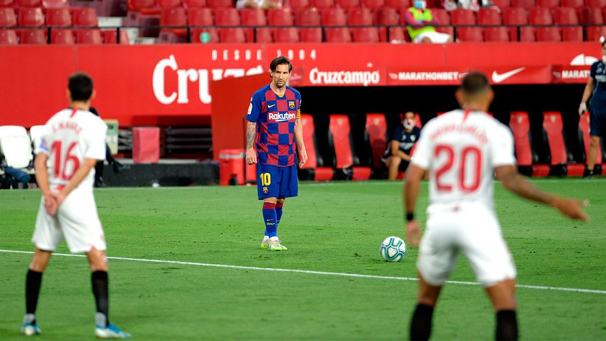 Leo Messi se prepara para lanzar una falta en un Sevilla-Barça de LaLiga