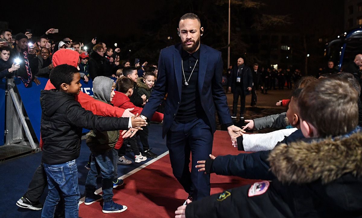 Neymar Jr, parading by a red carpet in an image of archive
