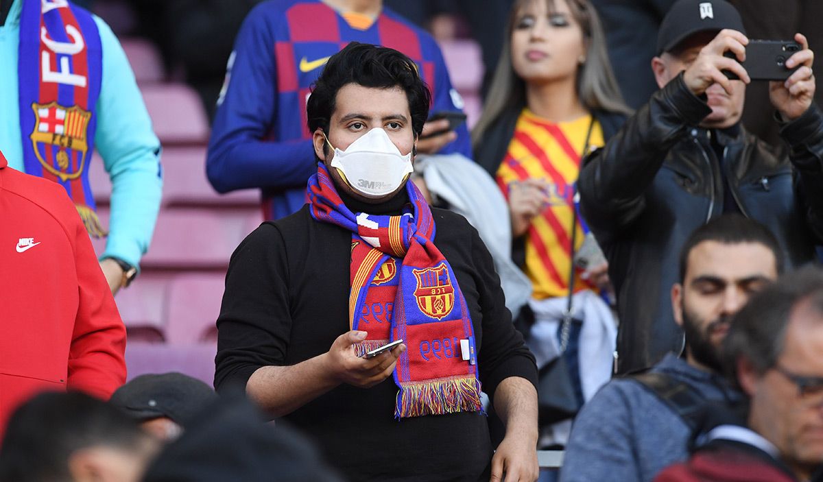 Aficionados del FC Barcelona, con mascarilla en el Camp Nou