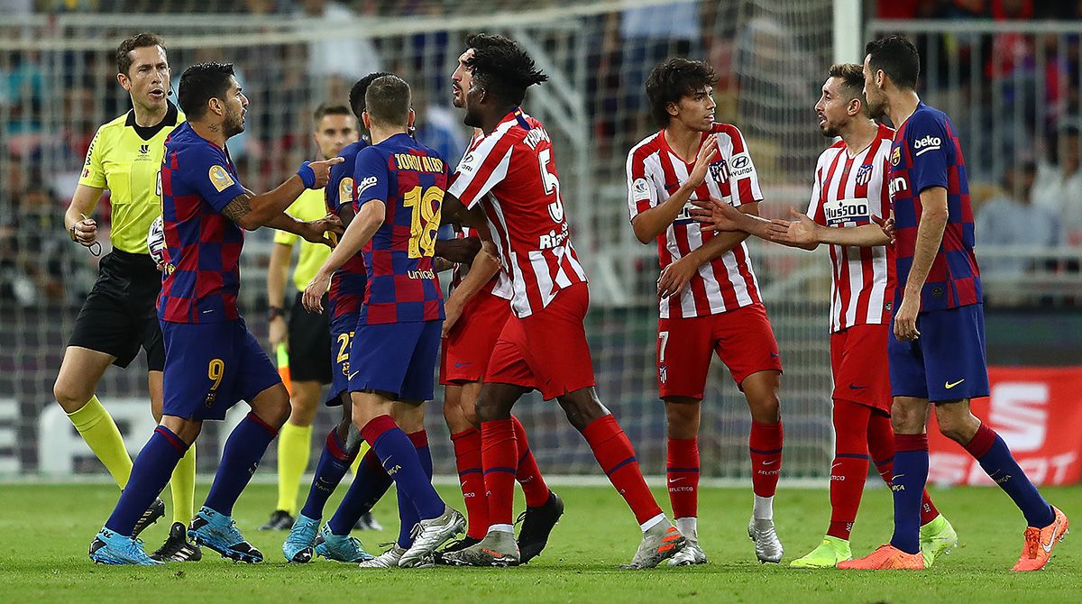 Los jugadores de Barça y Atlético de Madrid discuten en la Supercopa