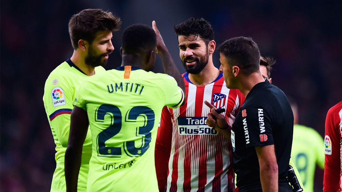 Gil Manzano en un Atlético de Madrid-Barça de LaLiga