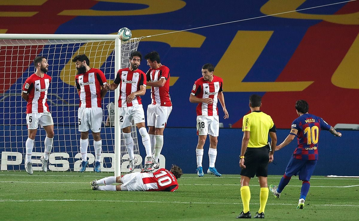 Leo Messi, lanzando un disparo de falta contra el Athletic