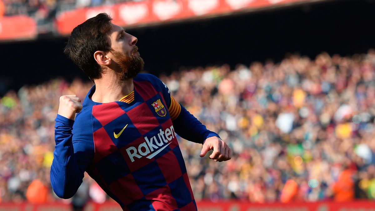 Leo Messi celebrates a goal of Barça in LaLiga with the public of the Camp Nou