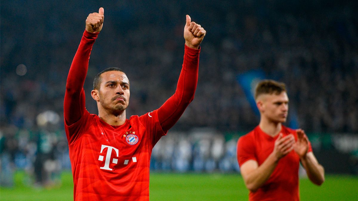 Thiago Alcántara celebrates a victory of Bayern Munich