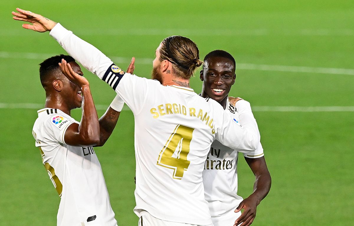 Futbolistas del Real Madrid celebrando el gol de Sergio Ramos