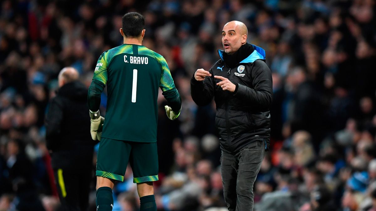 Claudio Bravo and Pep Guardiola in a match of Manchester City