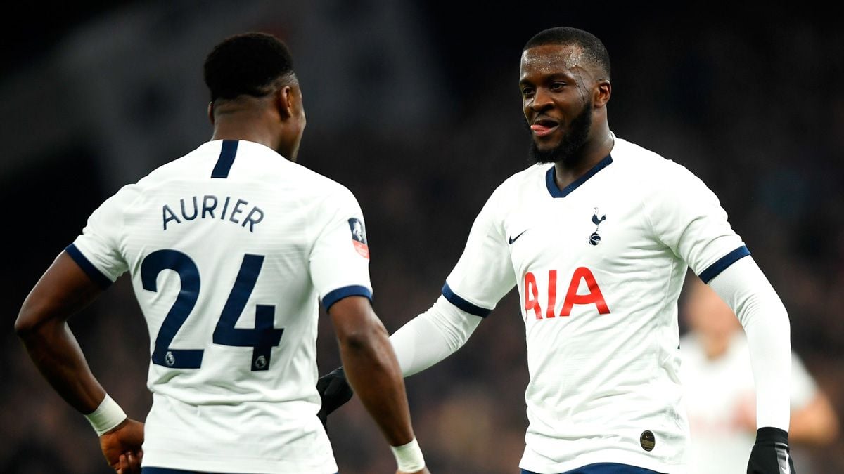 Tanguy Ndombélé celebra un gol del Tottenham en la FA Cup