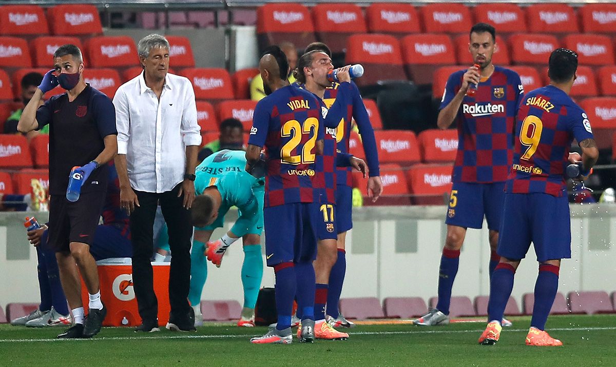 Los jugadores del Barça y Setién durante el parón para hidratarse