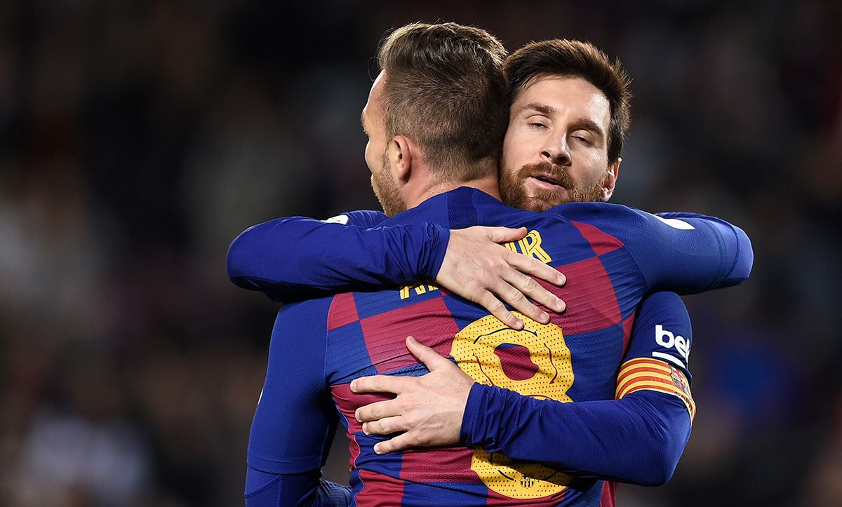 Arthur y Leo Messi, abrazándose tras un gol esta temporada 2019-20