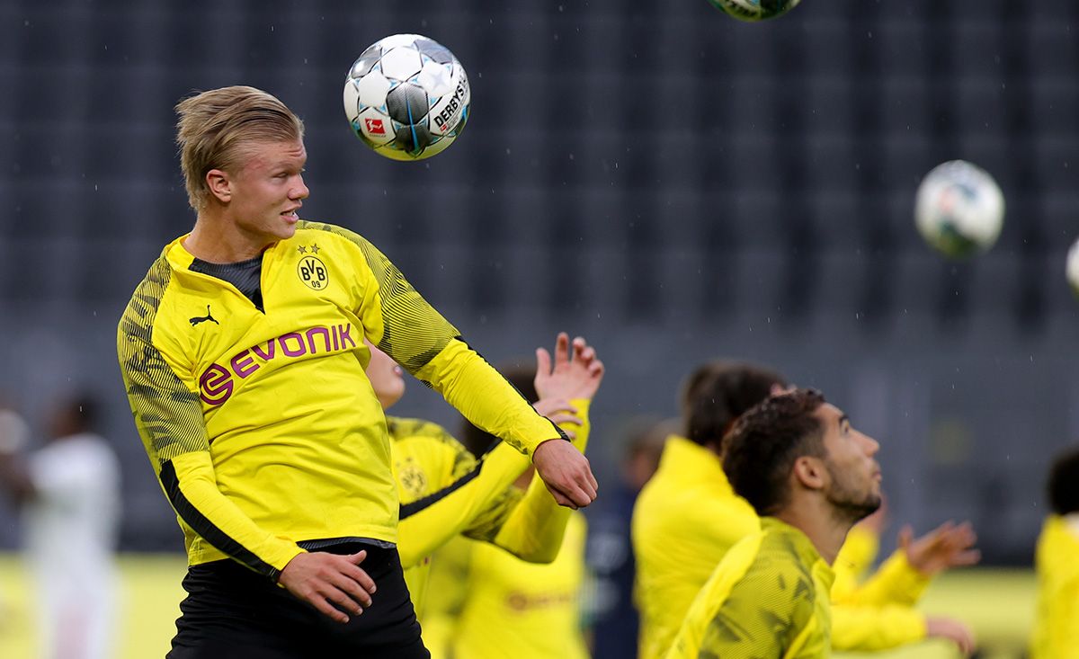 Erling Haaland, rematando un centro en un entrenamiento con el Dortmund