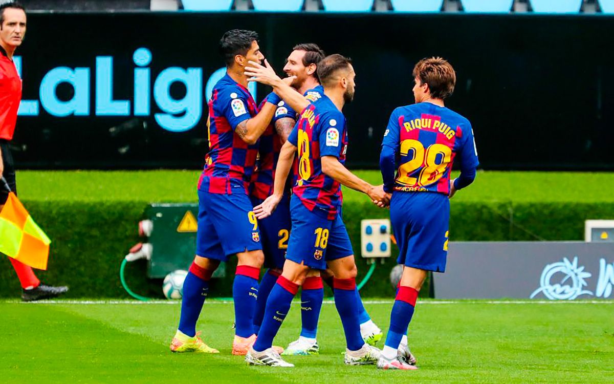 Luis Suárez celebrates his goal beside the rest of mates of the Barça