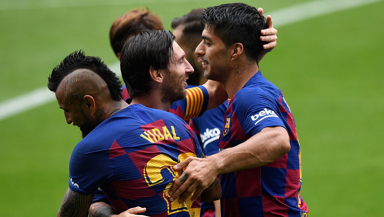 Luis Suárez, Messi y Vidal celebran un gol del charrúa