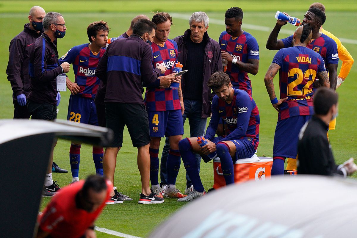 Jugadores del Barça en una pausa de hidratación
