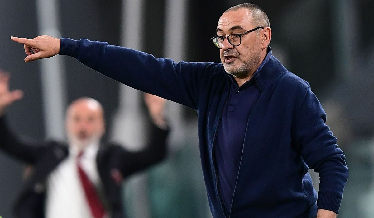 Maurizio Sarri, entrenador de la Juventus, dando una orden en un partido