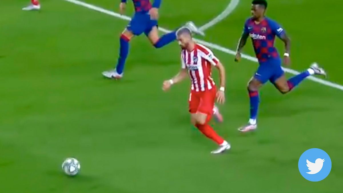 Carrasco tropieza con su propio pie tras golpear ligeramente a Semedo